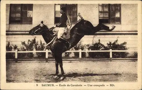 Ak Saumur Maine et Loire, Ecole de Cavalerie, une croupade, Reiter