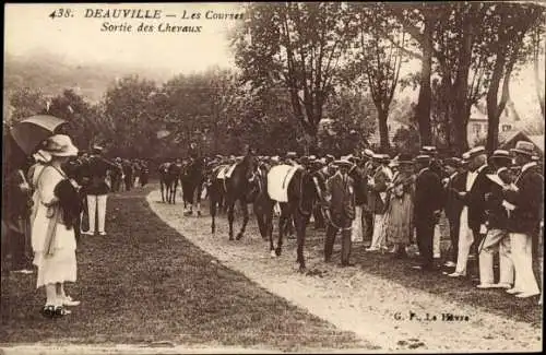 Ak Deauville Calvados, Les Courses, Sortie des Chevaux, Pferde, Zuschauer