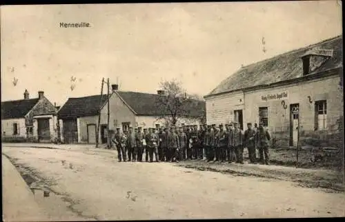 Ak Menneville Aisne, Straßenpartie, Soldaten in Uniform