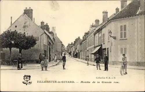 Ak Villeneuve la Guyard Yonne, Montée de la Grande rue