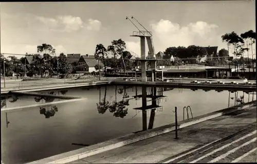 Ak Lauchhammer Neustadt in der Niederlausitz, Schwimmstadion, Sprungturm