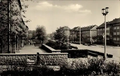 Ak Lauchhammer in der Niederlausitz, Grünewalder Straße, Frau mit Kinderwagen