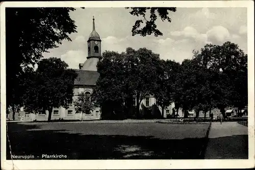 Ak Neuruppin in Brandenburg, Pfarrkiche, Blick durch Bäume