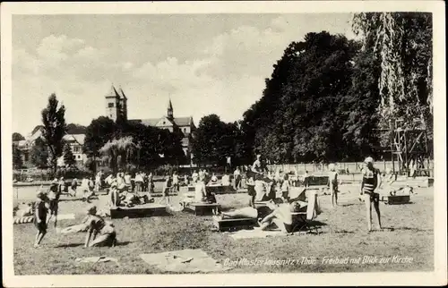 Ak Bad Klosterlausnitz in Thüringen, Freibad mit Blick zur Kirche, Badegäste