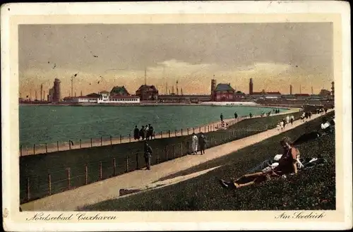 Ak Nordseebad Cuxhaven. Am Seedeich, Spaziergänger, Panorama
