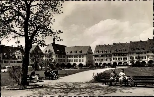 Ak Freudenstadt Schwarzwald, Marktplatz mit Parkanlage und Häusern