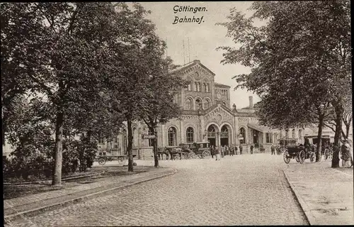Ak Göttingen in Niedersachsen, Bahnhof, Kutschen, Straßenszene