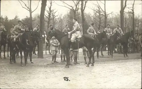 Foto Ak Wiesbaden in Hessen, Soldaten zu Pferden