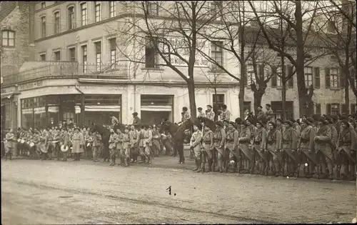 Foto Ak Wiesbaden in Hessen, Soldaten, Fest, Parade, Bertha Kaufmann Nachfolger Inhaber, Geschäft