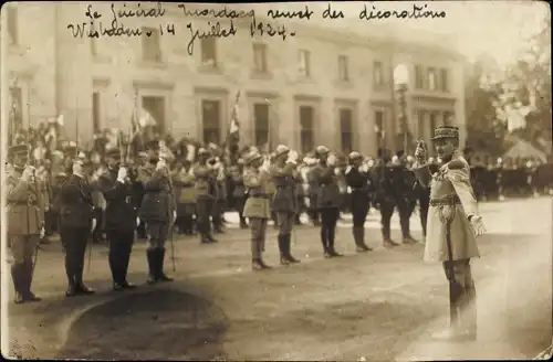 Foto Ak Wiesbaden in Hessen, Fest, Soldaten in Uniformen, Parade, 1924