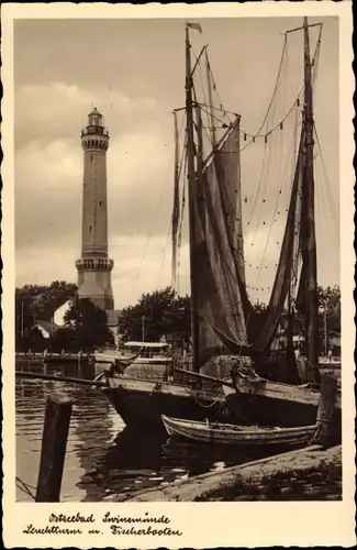 Ak Świnoujście Swinemünde Pommern, Leuchtturm, Fischerboote