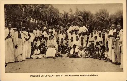 Ak Ceylon Sri Lanka, Un Missionnaire encadré de chretiens