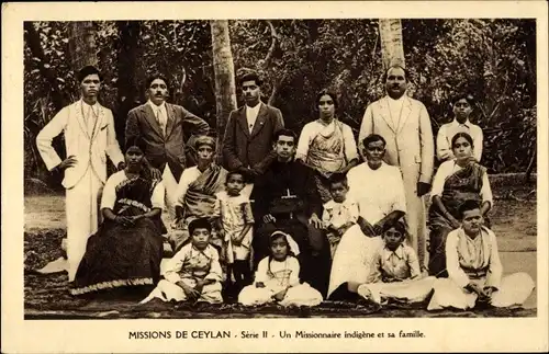 Ak Ceylon Sri Lanka, Un Missionnaire indigene et sa famille