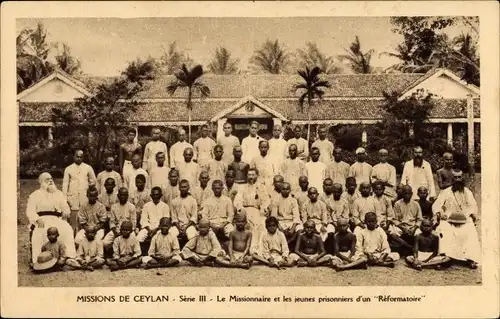 Ak Ceylon Sri Lanka, Missions de Ceylan, Le Missionnaire et les jeunes prisonniers d'un Reformatoire