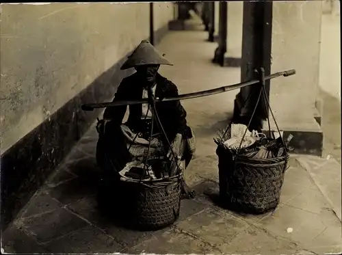 Foto Hongkong China, Mann mit Tragejoch, Körbe