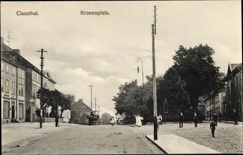 Ak Clausthal Zellerfeld im Oberharz, Kronenplatz, Straßenpartie, Passanten