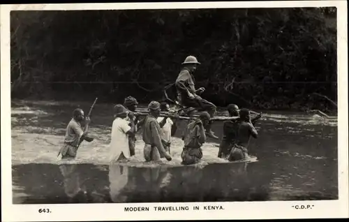 Ak Kenia, Modern travelling in Kenya, Europäer wird von Kenianern getragen