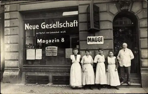 Foto Ak Unbekannter Ort, Neue Gesellschaft zur Verteilung v. Lebensbed., Magazin 8, Maggi Reklame