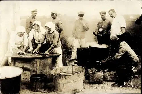 Foto Ak Deutsche Soldaten in Uniformen, Kochtopf, Frauen mit Kopftüchern, I WK