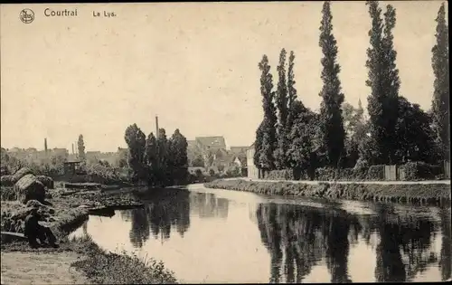 Ak Kortrijk Courtrai Westflandern, La Lys, Partie an der Leie, Mann am Ufer