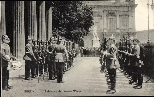 Ak Berlin Mitte, Aufziehen der neuen Wache, Soldaten, Denkmal, Gewehre