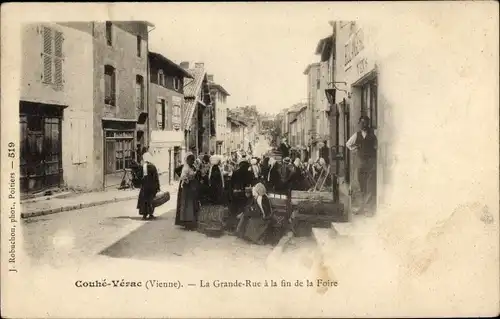 Ak Couhé Vérac Vienne, La Grande Rue a la fin de la Foire