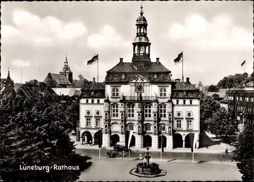 Ak Lüneburg in Niedersachsen, Rathaus, Außenansicht mit Springbrunnen