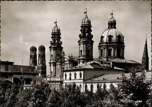 Ak München, Frauenkirche und Theatinerkirche vom Hofgarten gesehen