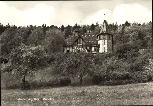 Ak Schwarzburg in Thüringen, Bahnhof, Sicht durch Bäume