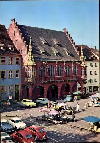 Ak Freiburg im Breisgau, Kaufhaus, Parkplatz, Autos, Sonnenschirme, Marktstände