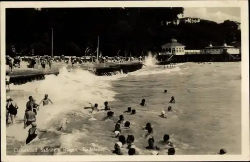 Ak Sassnitz auf Rügen, Badeleben, Badegäste, Strand, Wellen