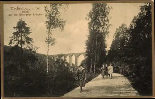 Ak Wechselburg in Sachsen, Weg mit Blick zur Göhrener Brücke, Passanten