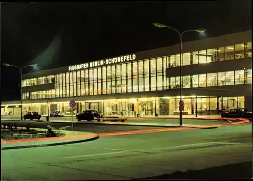 Ak Flughafen Berlin Schönefeld, Parkplatz, Ankunftshalle, Gebäude, Nachtbeleuchtung