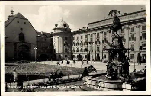 Ak Innsbruck in Tirol, Leopoldsbrunnen, Hofkirche, Hofburg