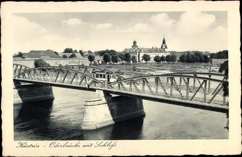 Ak Kostrzyn nad Odrą Küstrin Cüstrin Ostbrandenburg, Oderbrücke mit Schloss, Straßenbahn