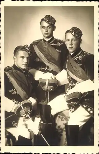 Studentika Foto Ak Studenten in Uniformen, Degen