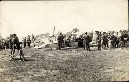 Foto Ak Flugzeug C 104 nach einer Bruchlandung