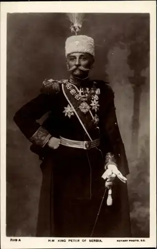 Ak König Peter I. von Serbien, Standportrait in Uniform
