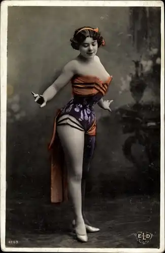 Ak Portrait einer Frau mit tiefem Dekollete, Korsett