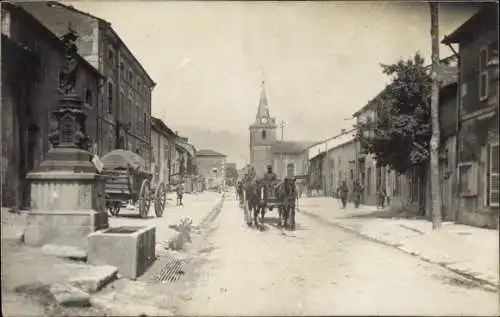 Foto Ak Saint Maurice sous les Côtes Meuse, Straßenpartie, deutsches Armeefuhrwerk, 1. WK, 1917