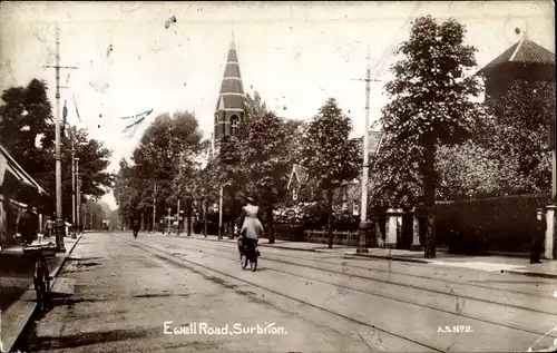 Ak Surbiton Kingston London England, Ewell Road, Straßenbahnschienen, Turm, Radfahrer