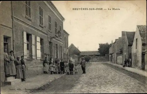 Ak Bruyères sur Oise Val d'Oise, La Mairie, Anwohner
