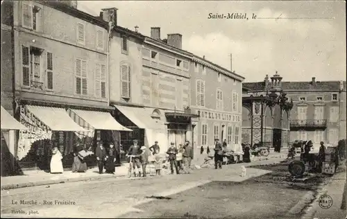 Ak Saint Mihiel Meuse, Straßenpartie, Geschäft, Passanten