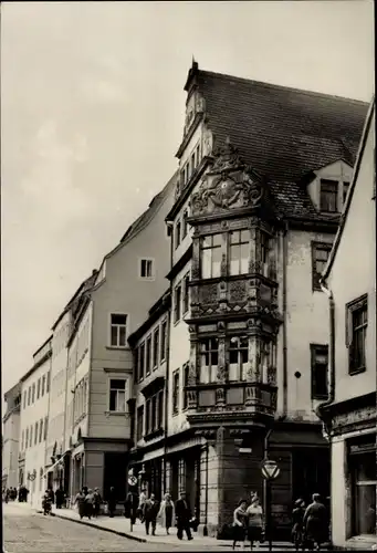 Ak Freiberg in Sachsen, Haus mit Holzschnitzereien, Passanten