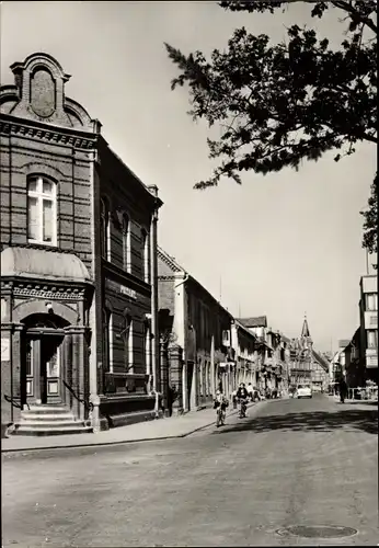 Ak Goldberg in Mecklenburg, Straße des Friedens, Radfahrer, Postamt