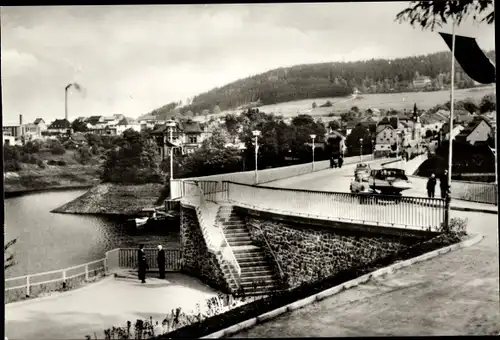 Ak Saalburg in Thüringen, Neue Stausee-Brücke mit Blick zur Stadt, Treppen