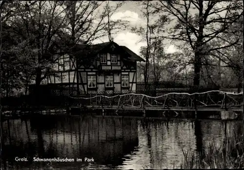 Ak Greiz im Vogtland, Schwanenhäuschen im Park, Brücke, See