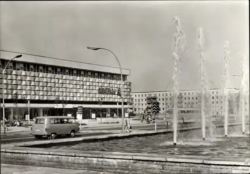 Ak Schwedt an der Oder, Kaufhaus Centrum, Außenansicht, Springbrunnen