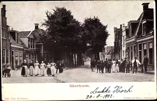 Ak Workum Friesland Niederlande, Straßenpartie, Passanten