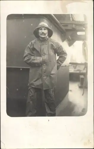 Foto Ak Mann in Pfeife an Bord eines Schiffes, Januar 1916